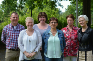 Het management team: v.l.n.r. Dhr. R. Sakker (facilitair manager), Mw. A. vd Veen (t.l. wonen met zorg), Mw. W. Polhoud (t.l. welzijn en vrijwilligers), Mw. E. Hoogervorst (t.l. psychogeriatrische zorg), Mw. A. van Beek (t.l. zorg thuis), Mw. I.W.M. Vriens (bestuurder)